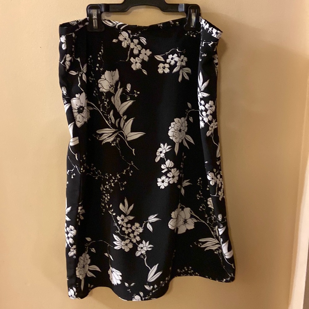 Jessica black with white flowers midi skirt - size 14
